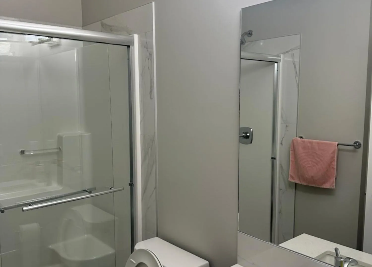 3 Bedroom House In Nw Calgary 0*,  Kanada